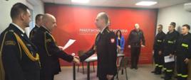 Na zdjęciu Komendant Miejski oraz Zastępca Komendanta Miejskiego PSP w Sosnowcu podczas wręczania aktu mianowania na wyższy stopień służbowy
