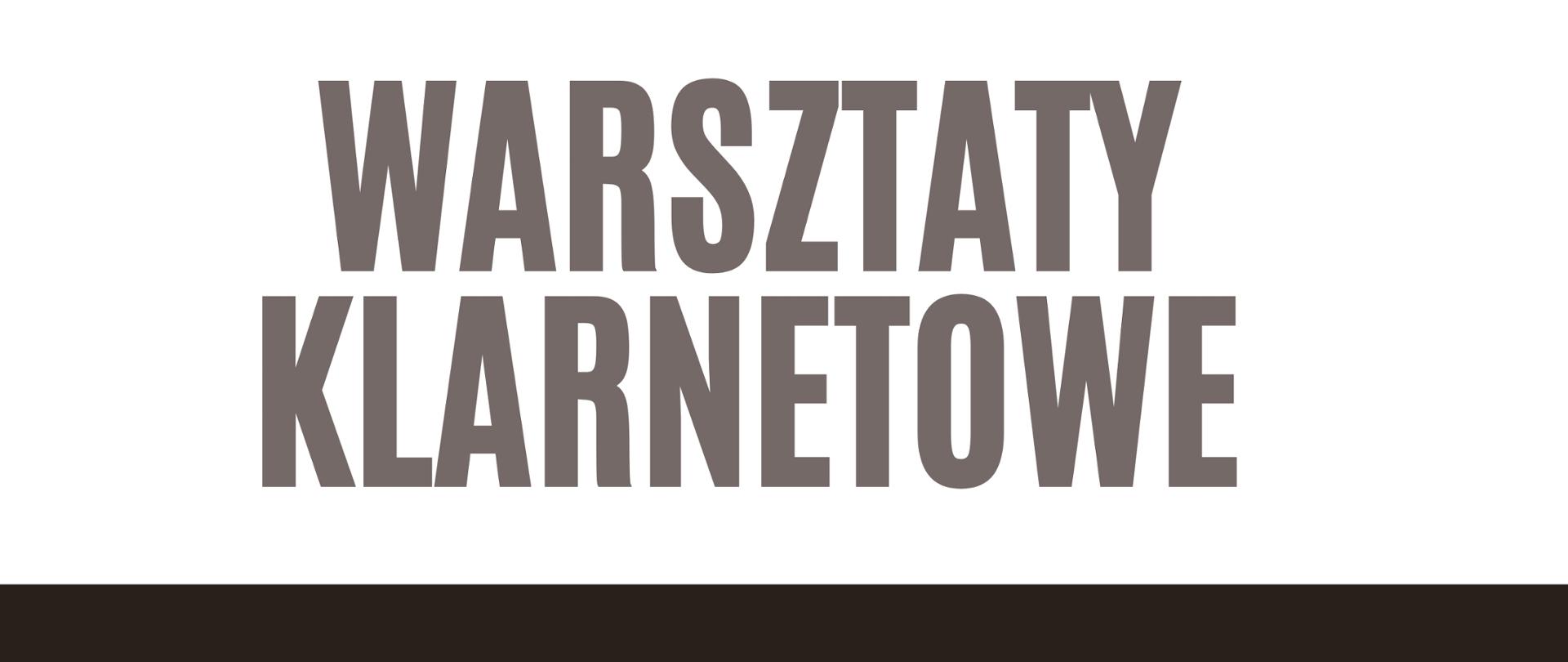 Plakat z wydarzeniem - Warsztaty klarnetowe, które poprowadzi prof. dr hab. Roman Widaszek w dniu 6 grudnia 2025r. o godz. 10:00 w ZPSM w Dębicy; tło plakatu czarne , po lewej stronie wklejono zdjęcie prowadzącego trzymającego w ręce klarnet, napisy białe, w górnej części plakatu jest biały pasek na którym widnieje napis Warsztaty Klarnetowe oraz nazwa szkoły, napisy te są w kolorze szarym