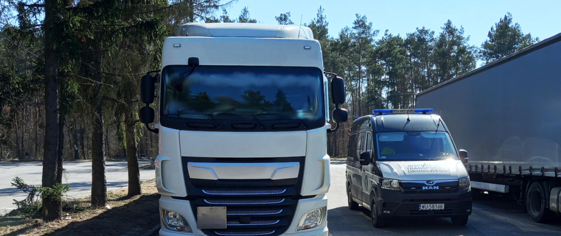 Ciężarówka zatrzymana do kontroli przez jędrzejowskich inspektorów ITD. Po lewej skontrolowany pojazd ciężarowy, po prawej furgon ITD i inna ciężarówka.