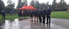 Zdjęcie przedstawia druhów OSP uhonorowanych podczas uroczystości.