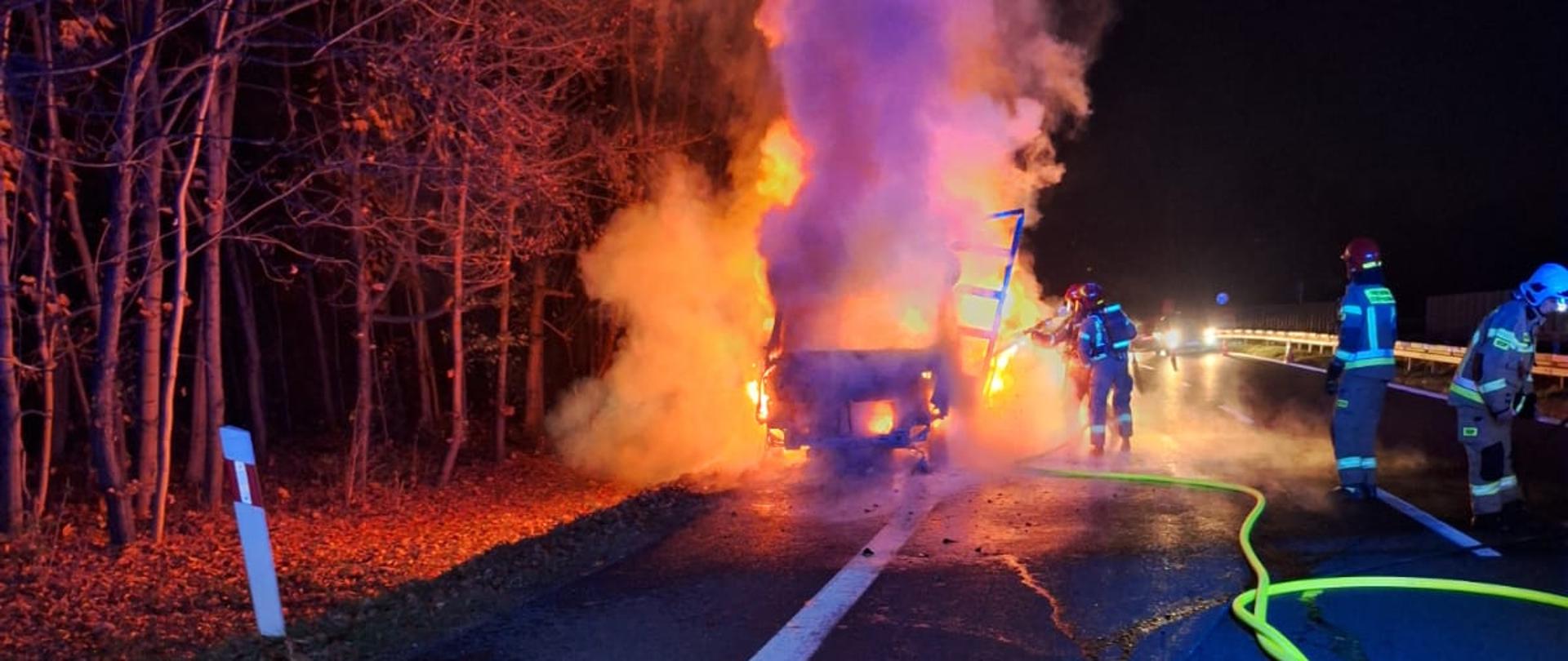 Pożar samochodu dostawczego na DK7 w m. Głogoczów