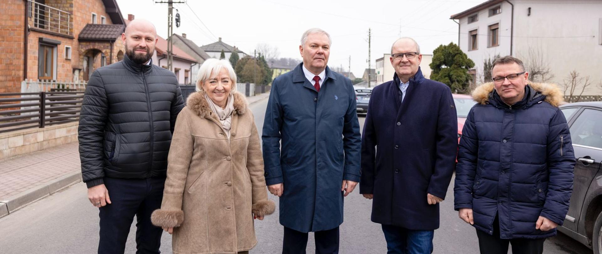 Wojewoda łódzki Dorota Ryl, starosta bełchatowski Jacek Zatorski, wójt gminy Kluki Grzegorz Gryczka i wójt gminy Rusiec Damian Szczytowski na wizytacji inwestycji drogowych w powiecie bełchatowskim. 