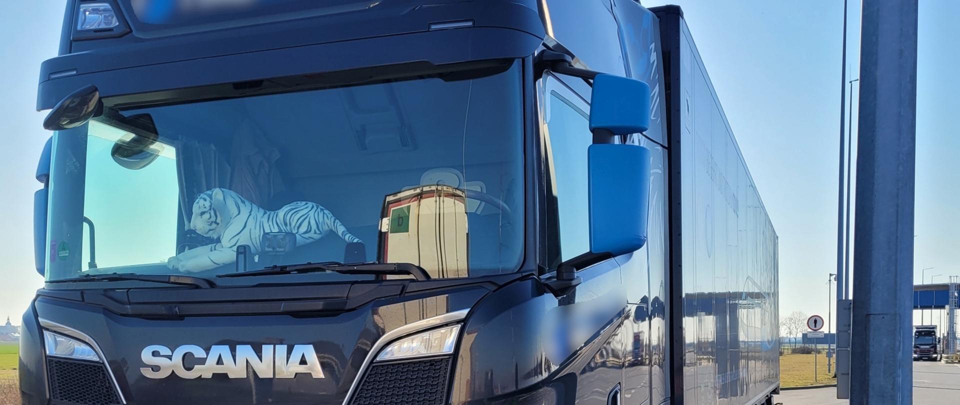 Na zdjęciu widoczny zespół pojazdów zatrzymany do kontroli.