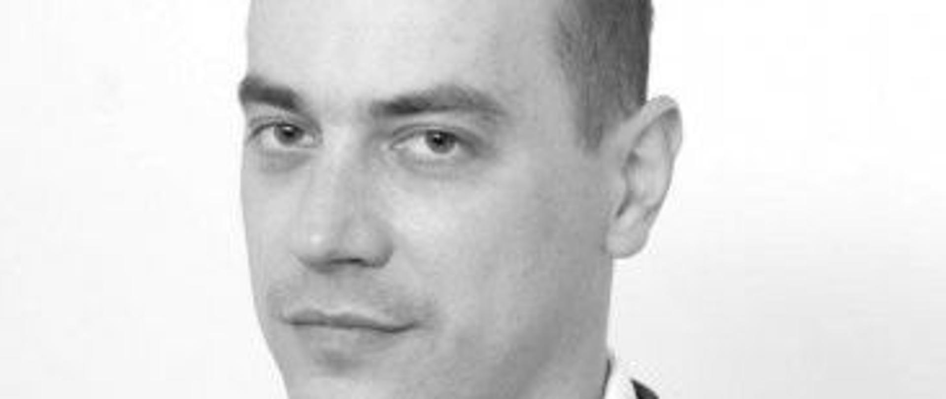 czarno-białe zdjęcie strażaka w mundurze w białej koszuli z krawatem, 