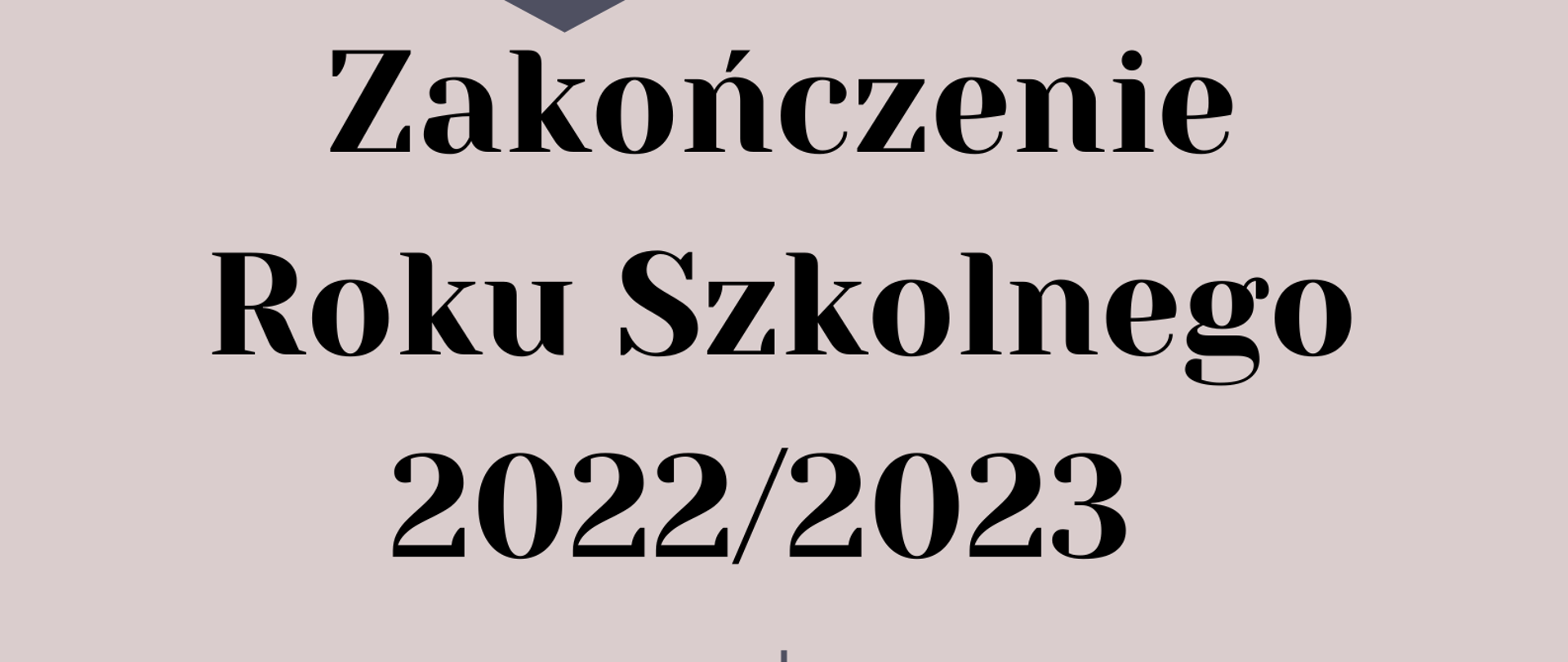 Plakat na beżowym tle kolorowymi nutami i płytą winylową w kolorze czarnym. Pośrodku znajduje się informacja na temat zakończenia roku szkolnego w kolorze czarnym.