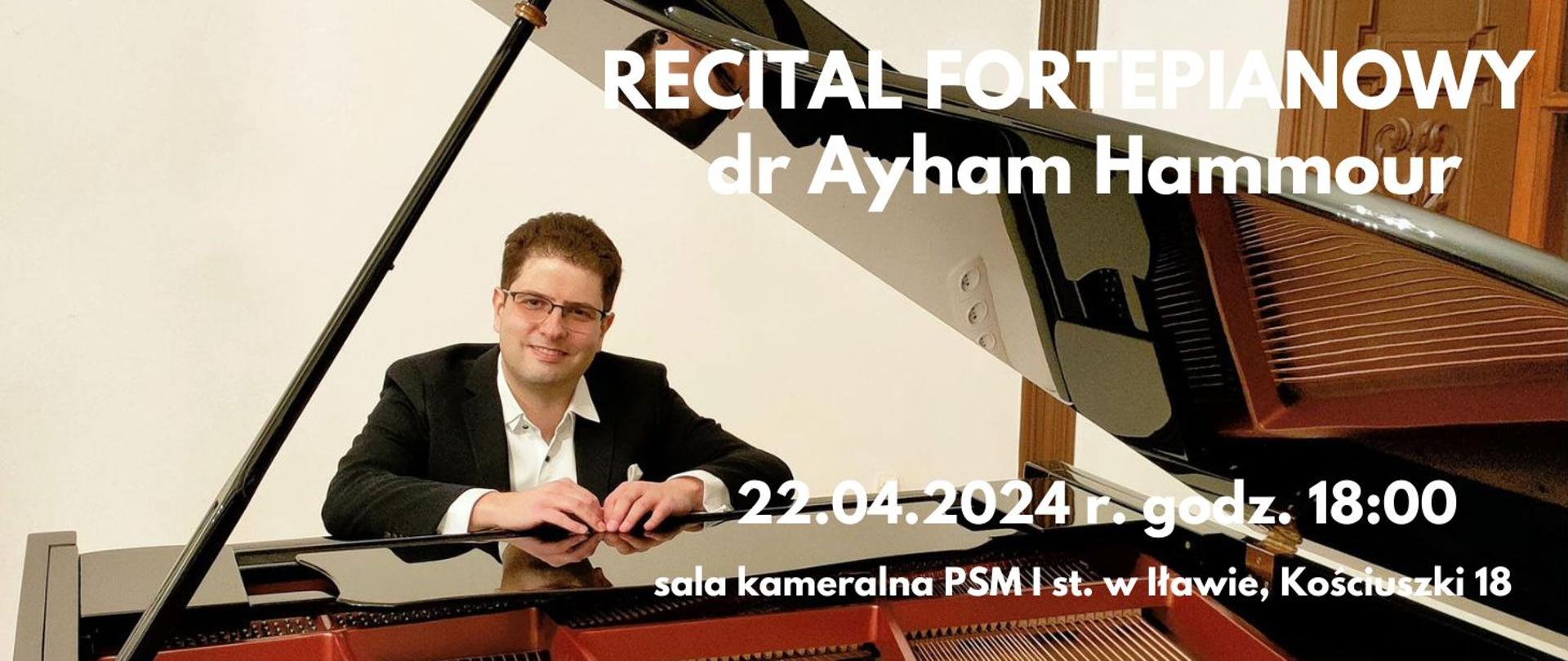 Plakat z napisem recital fortepianowy dr Ayham Hammour dwudziestego drugiego kwietnia dwa tysiące dwudziestego czwartego roku godzina osiemnasta sala kameralna PSM pierwszego stopnia w Iławie w kolorze białym z grafiką pianisty siedzącego przy fortepianie 