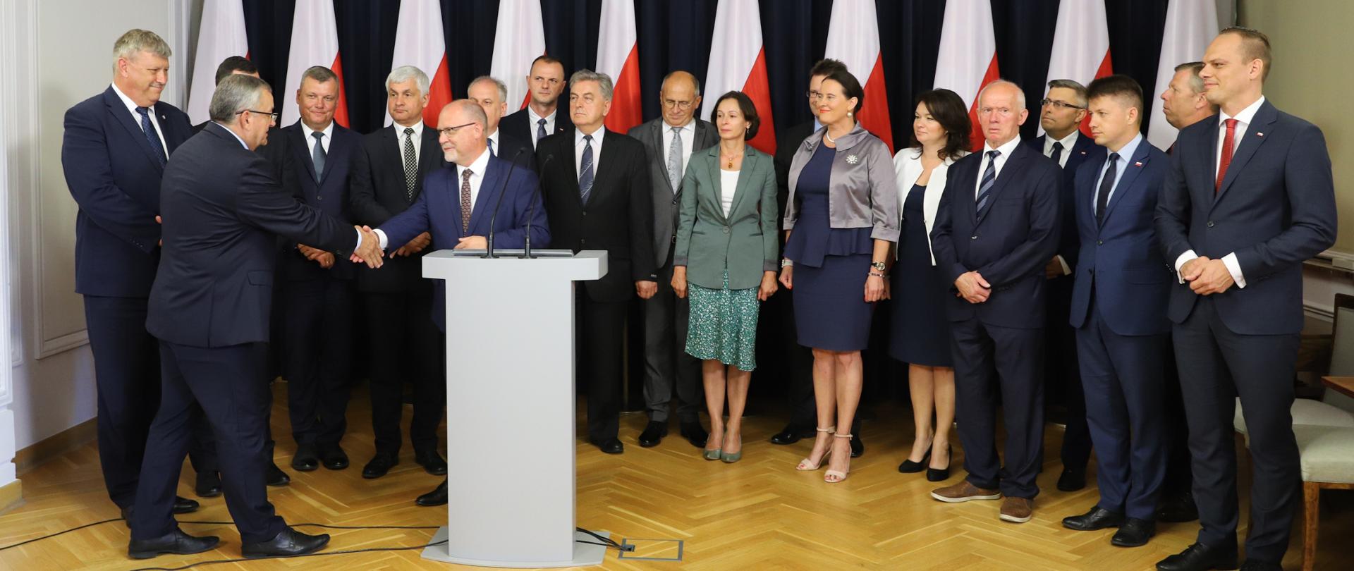 Minister Andrzej Adamczyk podpisał porozumienia z wojewodami w sprawie warunków dofinansowania z Funduszu rozwoju przewozów autobusowych