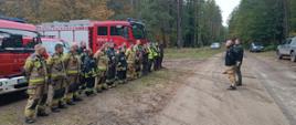 droga leśna strażacy ustawieni w szeregu samochody strazackie