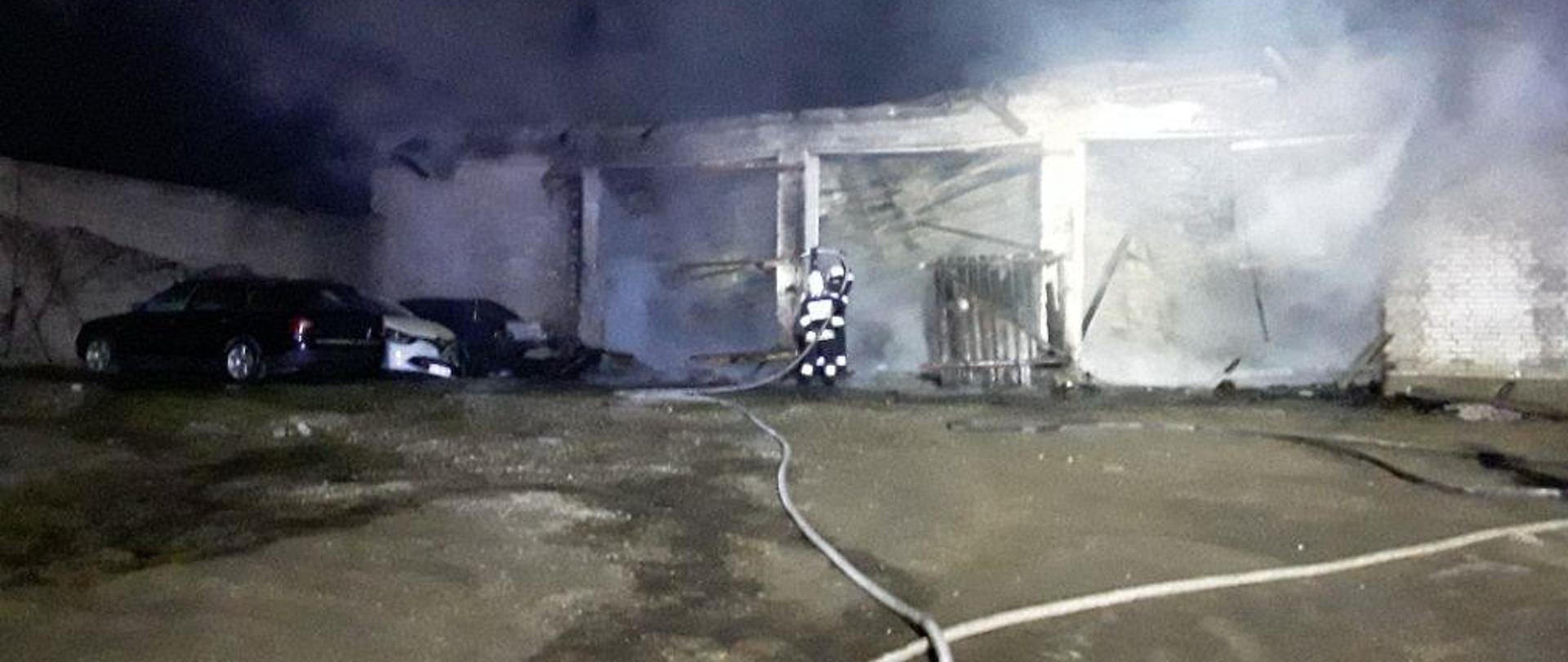 Nocne działania przy gaszeniu pożaru garażu