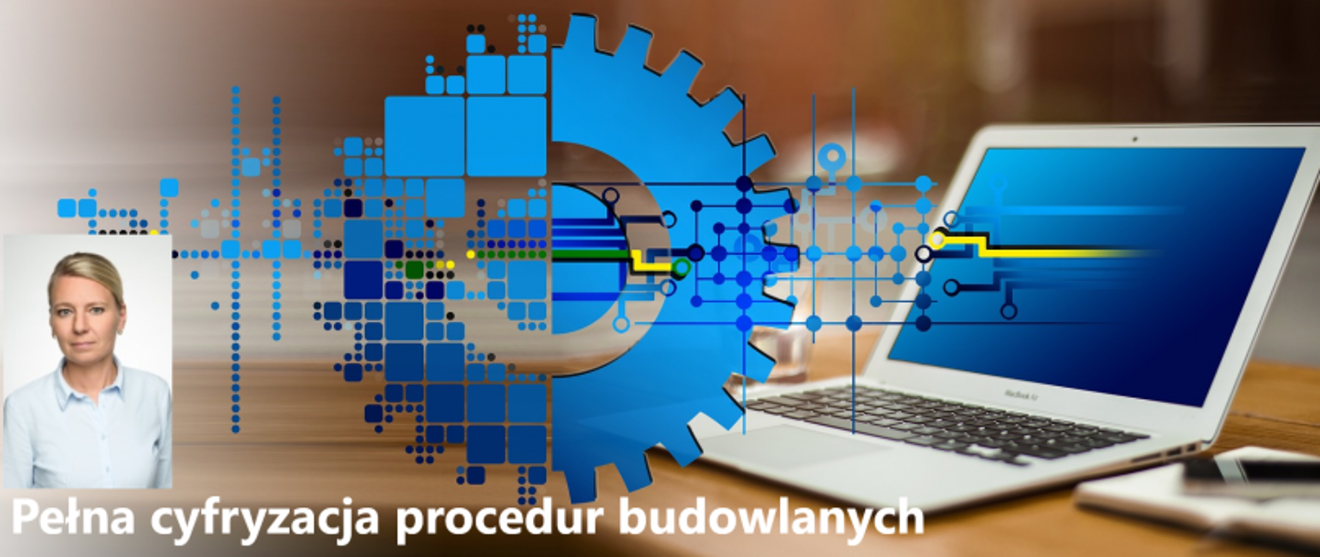 Laptop na biurku z cyfrową grafiką i napisem „Pełna cyfryzacja procedur budowlanych”; obok sylwetka osoby.