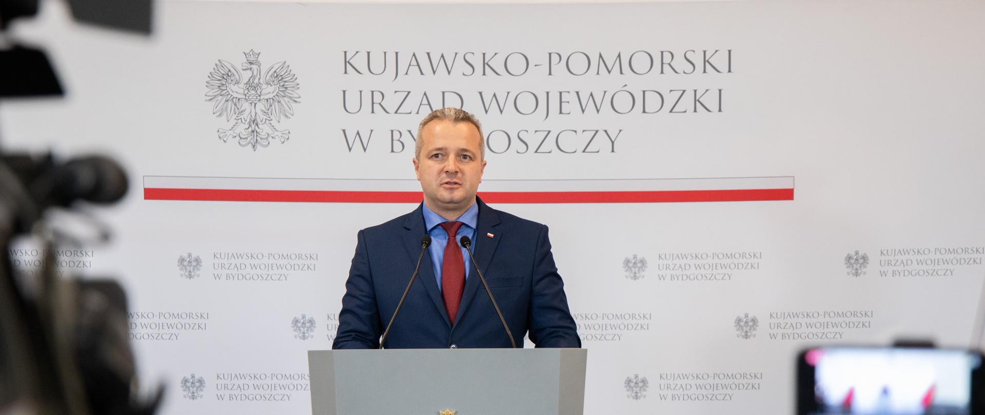 Wojewoda podczas briefingu prasowego poświęconego wojewódzkim obchodom Narodowego Święta Niepodległości w Bydgoszczy.