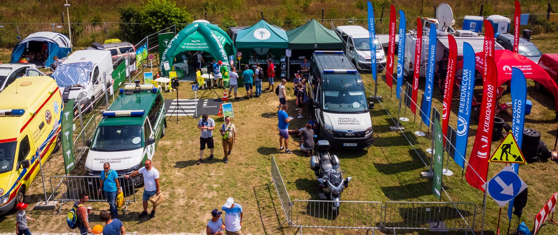 Namioty i pojazdy Inspekcji Transportu Drogowego widziane z tak zwanego lotu ptaka - z góry.