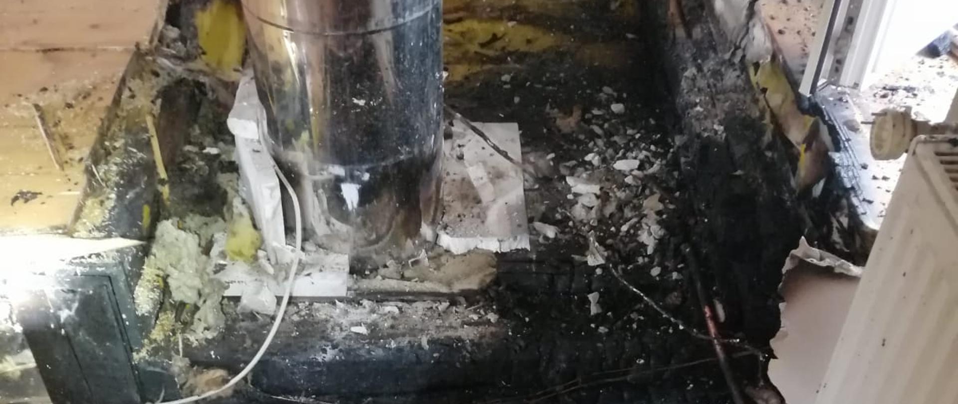 Zdjęcie przedstawia wypalony strop w okolicach przewodu dymowego z kominka