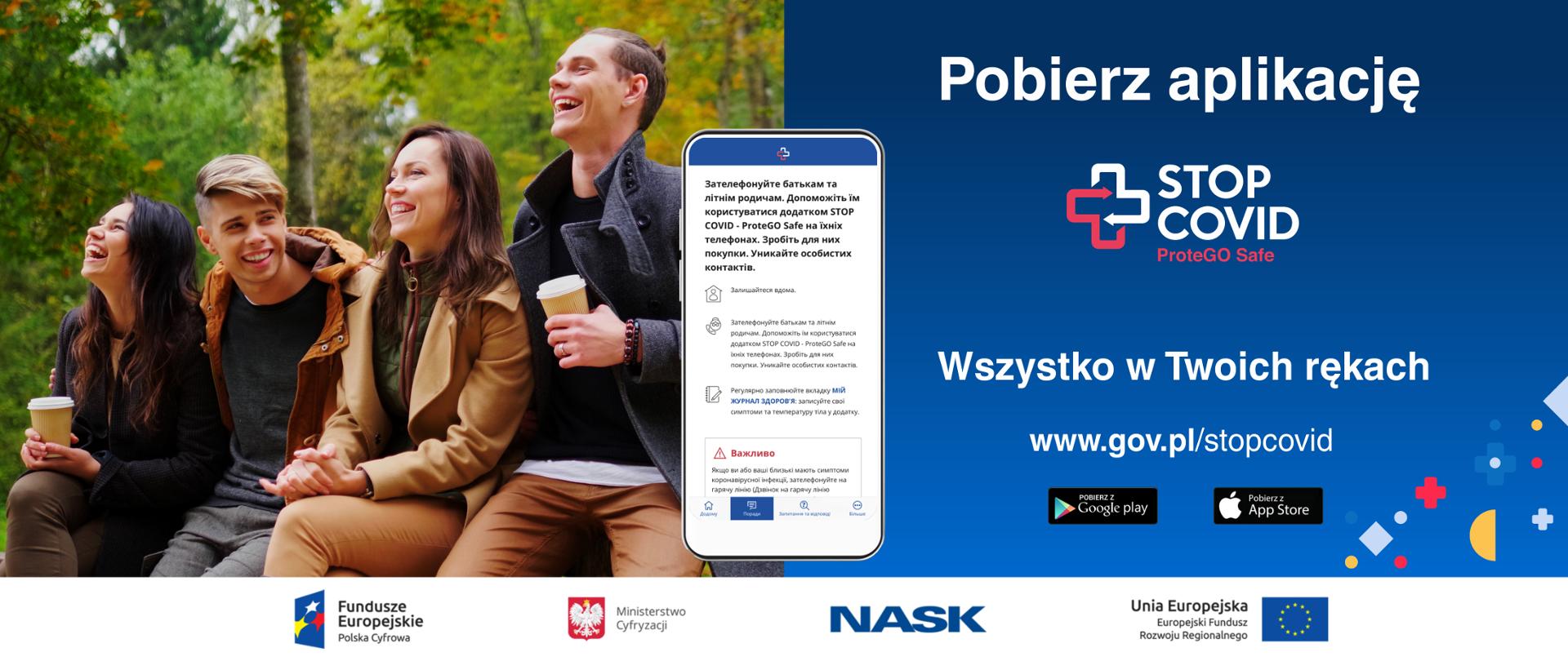Po lewej - zdjęcie czworga uśmiechniętych osób, siedzących w parku, dwie piją kawę z papierowych kubków, wszyscy są ubrani w jesienną odzież. Na środku - ekran telefonu z komunikatami aplikacji STOP COVID - ProteGO Safe w języku ukraińskim. Po prawej tekst na niebieskim tle - Wszystko w Twoich rękach, www.gov.pl/stopcovid, nad tekstem logo aplikacji STOP COVID - ProteGO Safe.