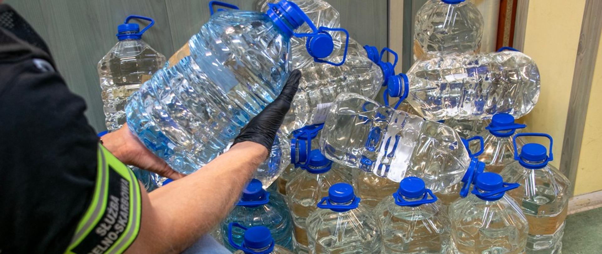 Funkcjonariusz przy zabezpieczonym alkoholu