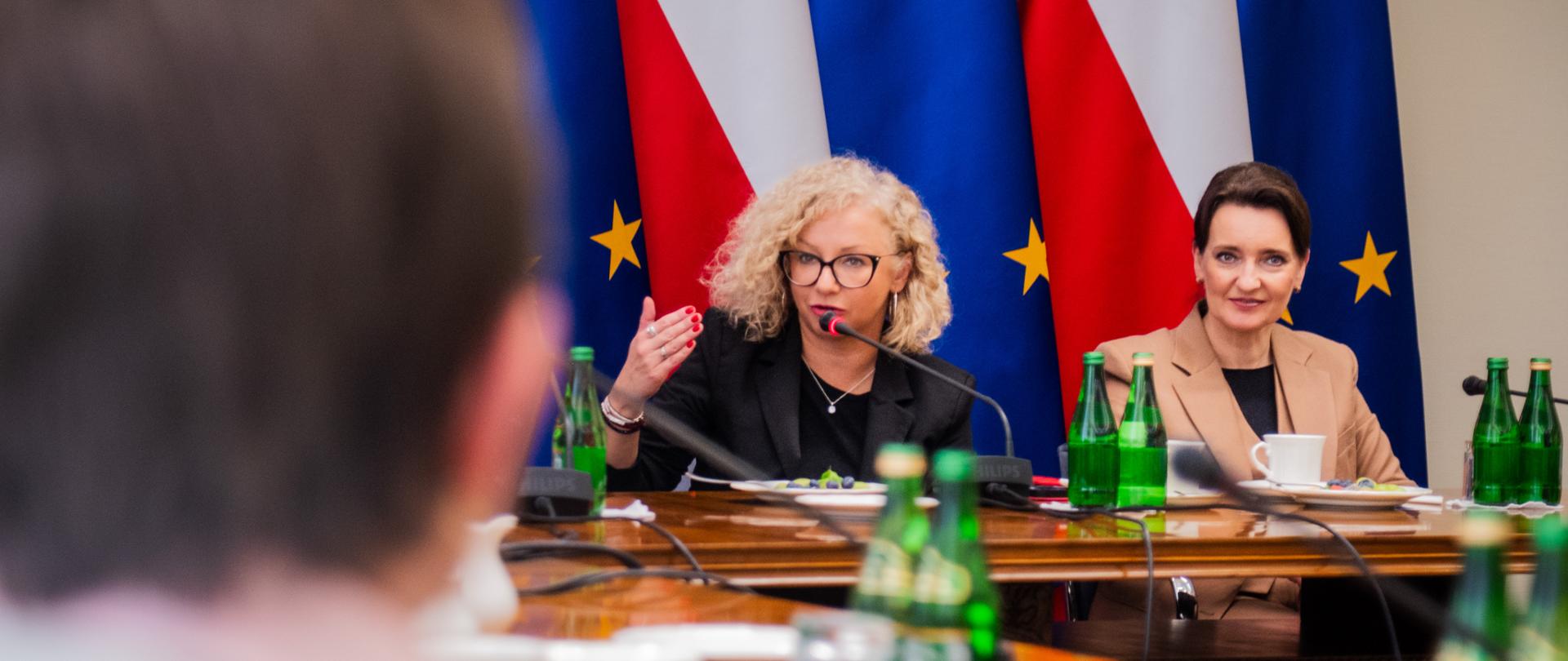 Seniorzy z Malborka z wizytą w Kancelarii Prezesa Rady Ministrów - Sekretarz Stanu Marzena Okła-Drewnowicz i Sekretarz Stanu Katarzyna Kotula 