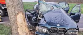 uszkodzony pojazd po zderzeniu z drzewem
