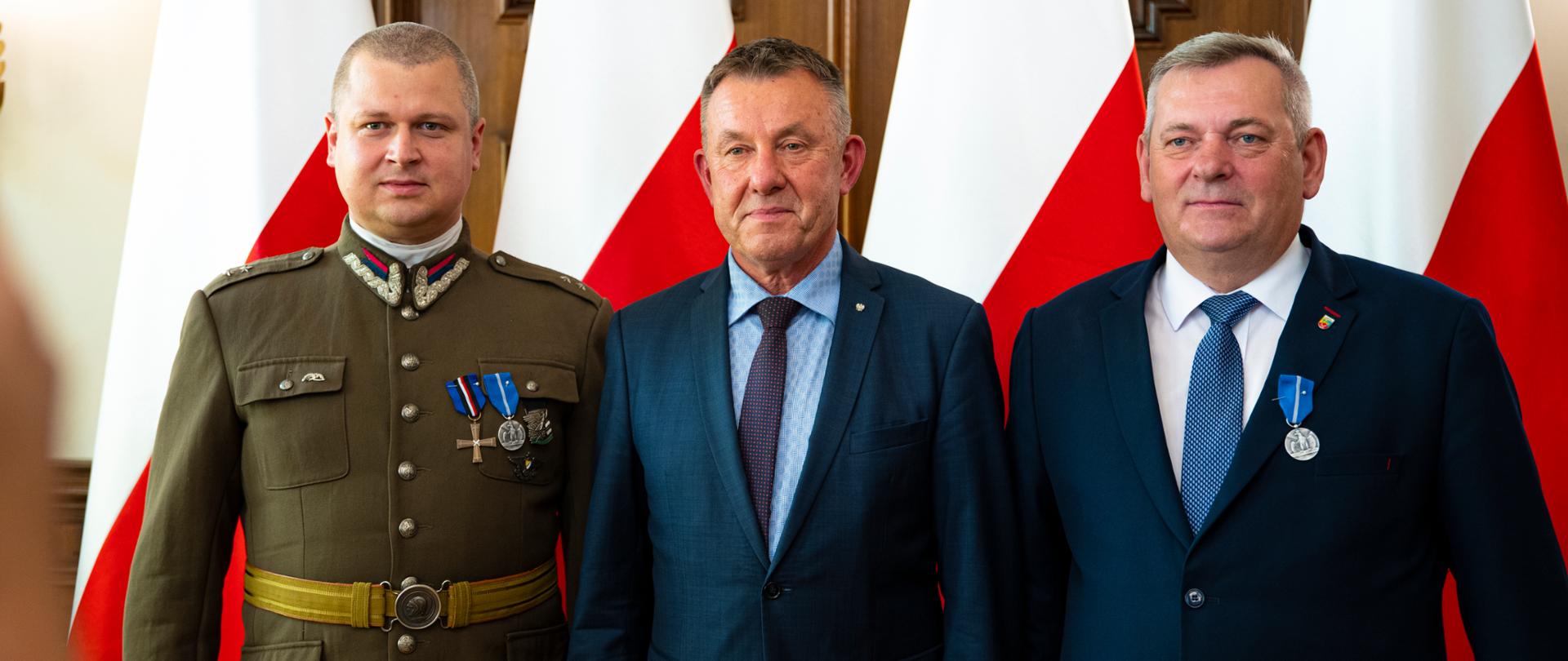 Zdjęcie wicewojewody łódzkiego Karol Młynarczyka z odznaczonymi 