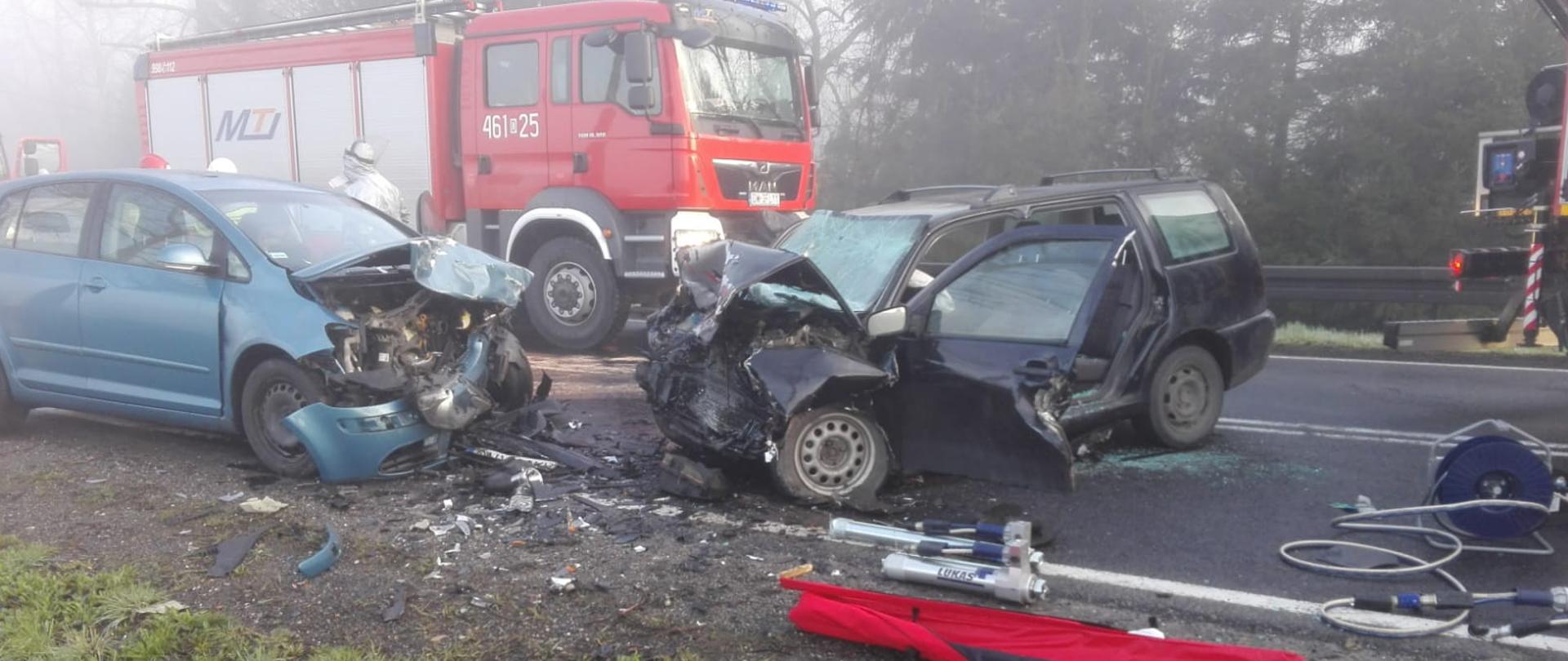 na jezdni rozbite auta osobowe