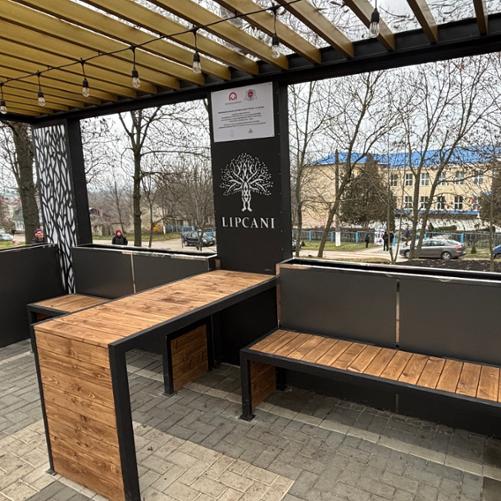 Altana w parku z logo Polska pomoc