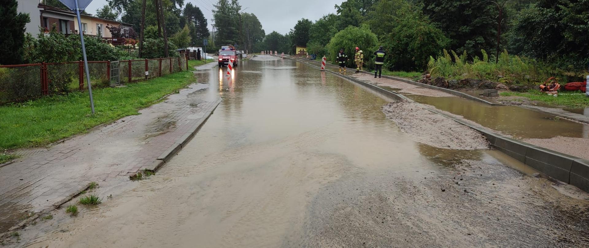 Zdjęcie przedstawia zalaną ulice.