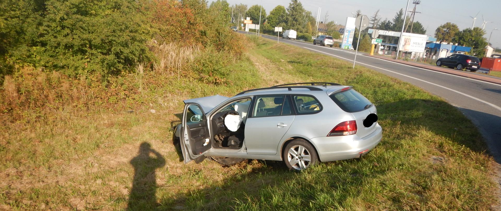 Zdjęcie przedstawia przedstawia samochód osobowy w rowie