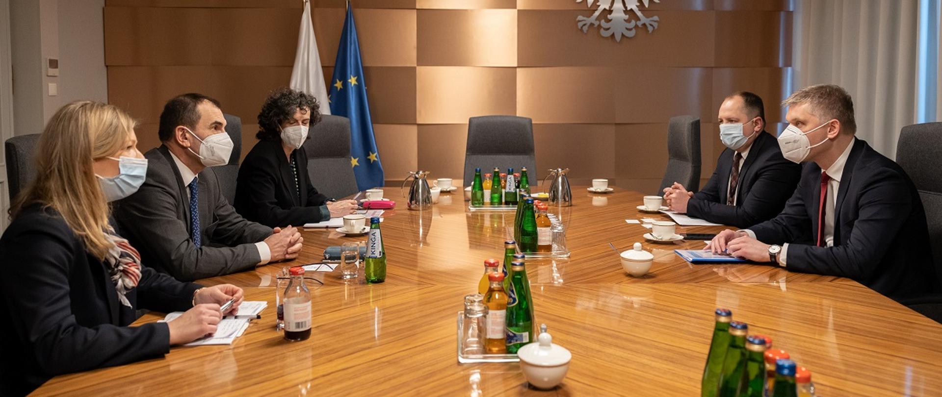 Minister rozwoju i technologii Piotr Nowak podczas rozmowy z wiceprezesem EBOR Alainem Pilloux, minister Nowak siedzi przy stole, na przeciwko, po jego lewej stronie siedzi prezes Pilloux