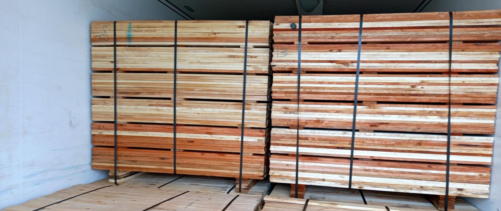 Litewski przedsiębiorca przewoził drewniane deski na trasie z Łotwy do Niderlandów mimo obowiązujących weekendowych zakazów ruchu. Na zdjęciu widać wypełnioną deskami ładownię naczepy