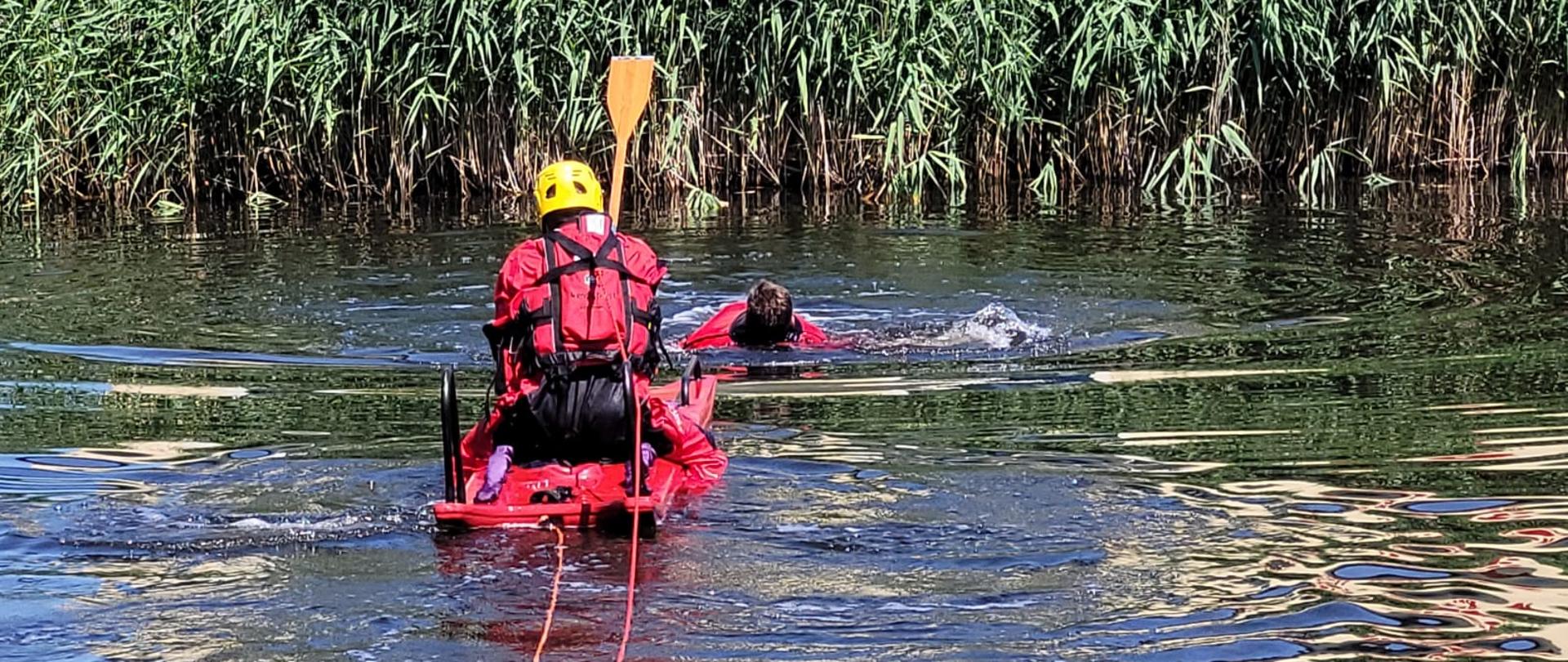 Strażacy ćwiczą ratownictwo wodne 
