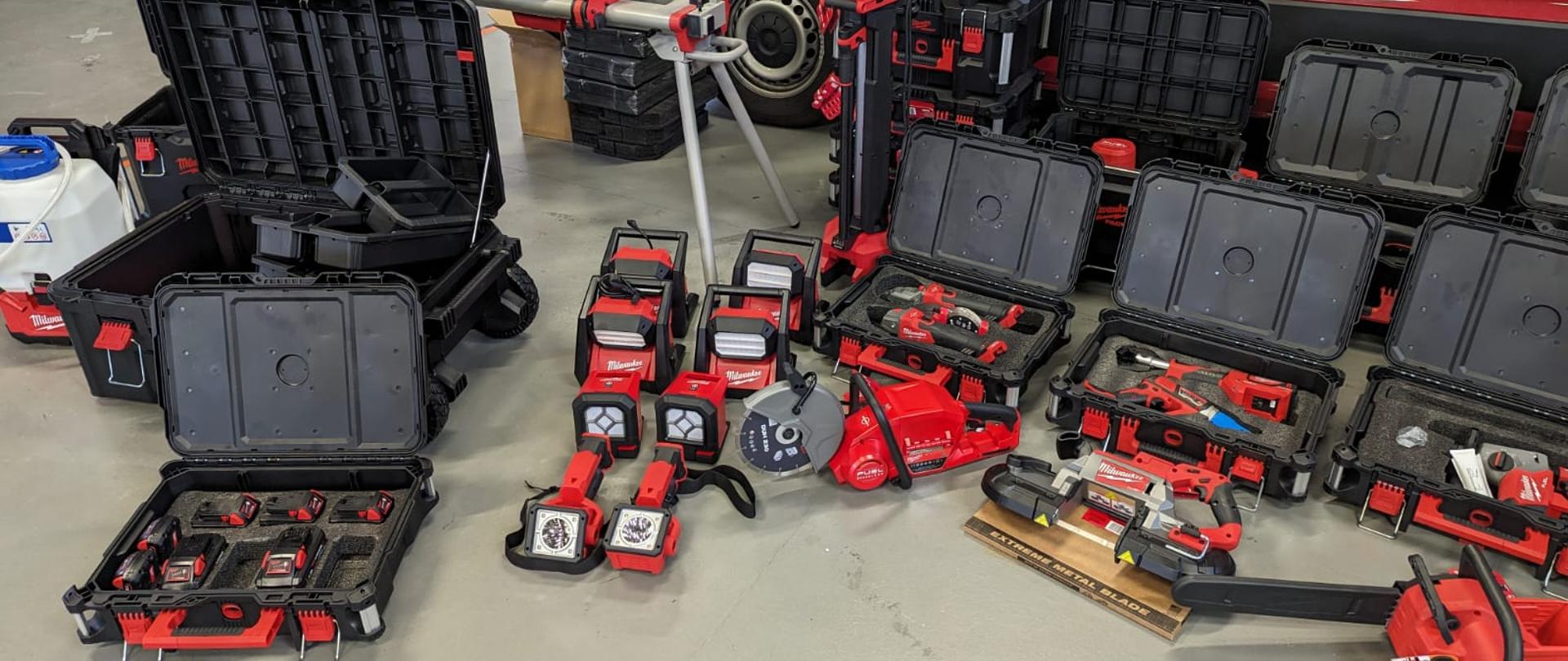 Widok sprzętu elektrycznego i budowlanego ułożonego w garażu JRG 6