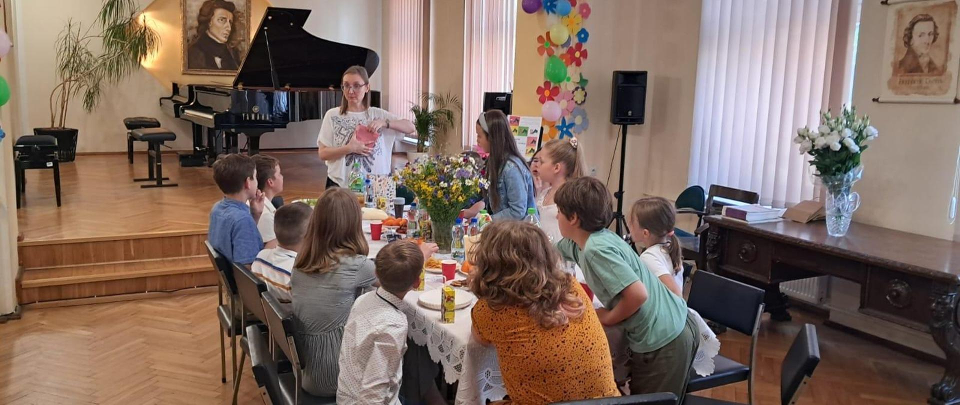 Galeria 10 zdjęć z koncertu i spotkania uczniów klasy fortepianu P. Angeliki Strzygockiej oraz rozwiązanie "Konkursu fortepian na plus" - 18 czerwca 2024 w PSM w Kłodzku.