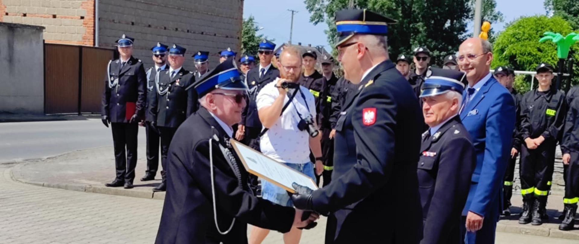 Komendant wręcza akt włączenia do KSRG.