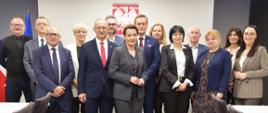 Członkowie Zespołu ds. Polityki Senioralnej przy Wojewodzie Lubuskim z Minister Marzeną Okłą - Drewnowicz oraz Wojewodą Markiem Cebulą.