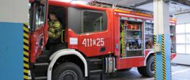 Zdjęcie przedstawia nowy ciężki samochód ratowniczo-gaśniczy SCANIA w pomieszczeniu garażowym.