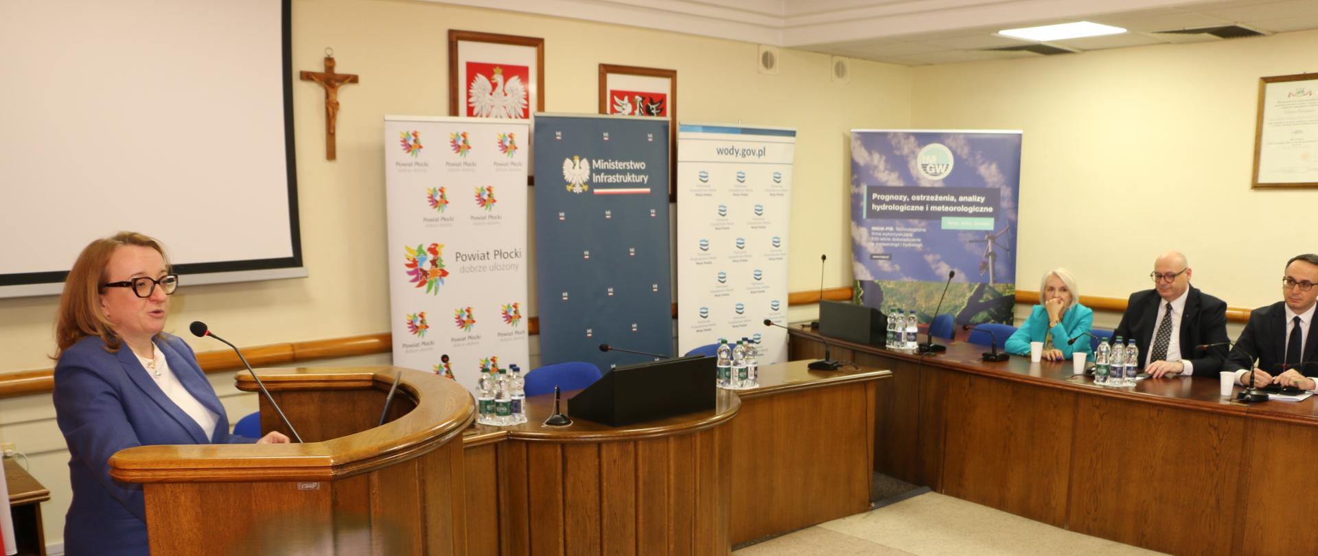 Prezes Wód Polskich Joanna Kopczyńska na konferencji dotyczącej bezpieczeństwa powodziowego w Płocku