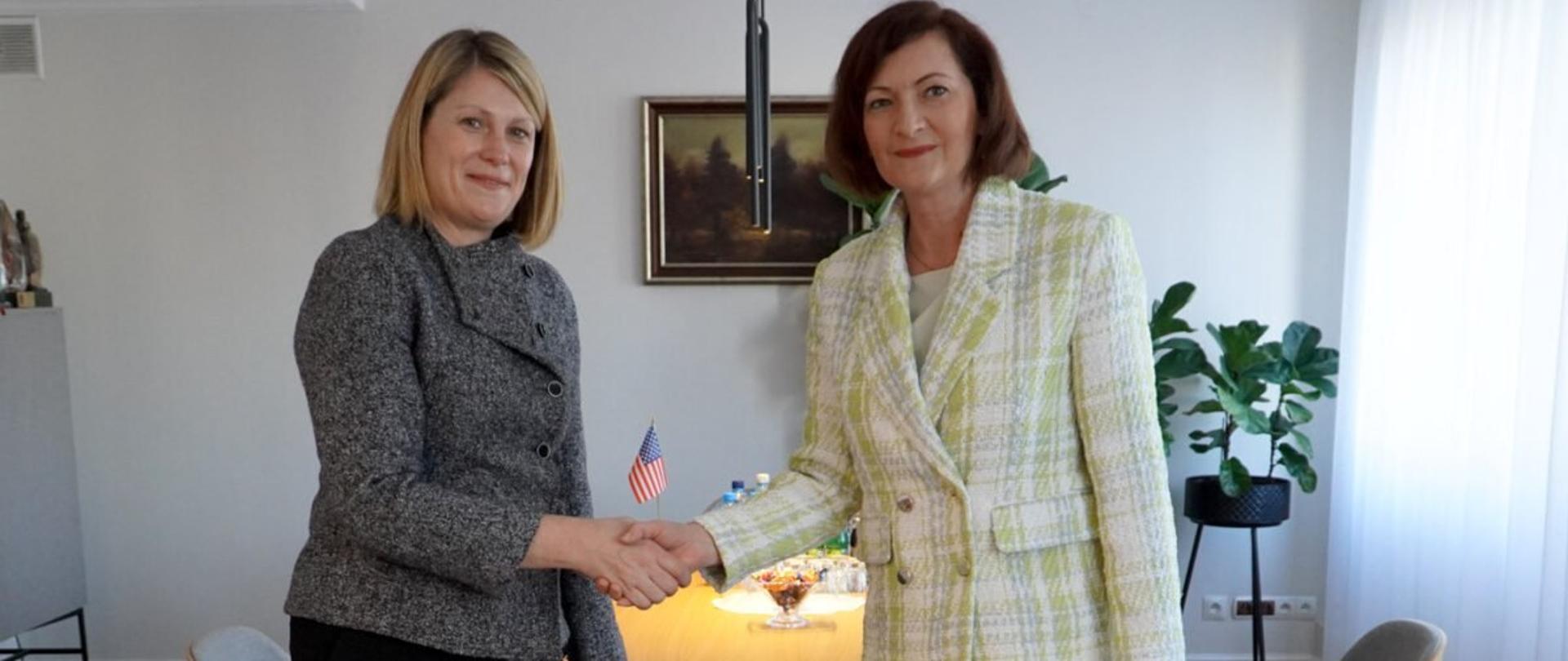 Konsul generalny Stanów Zjednoczonych w Krakowie Erin Nickerson i wojewoda podkarpacki Ewa Leniart podczas oficjalnej wizyty w Podkarpackim Urzędzie Wojewódzkim w Rzeszowie.