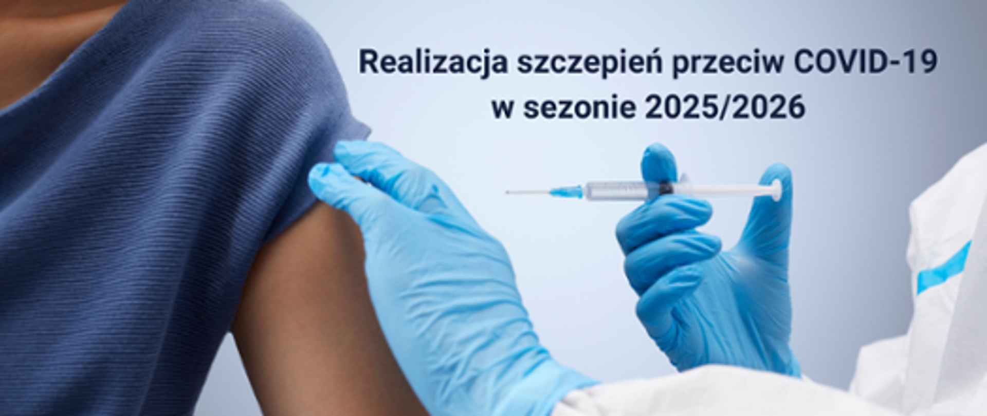 Napis Realizacja szczepień przeciwko COVID-19 w sezonie 2025/2026 na grafice odsłonięte przedramię, dłonie w jednorazowych rękawiczkach i strzykawka tuż przed wbiciem igły w ramię.
