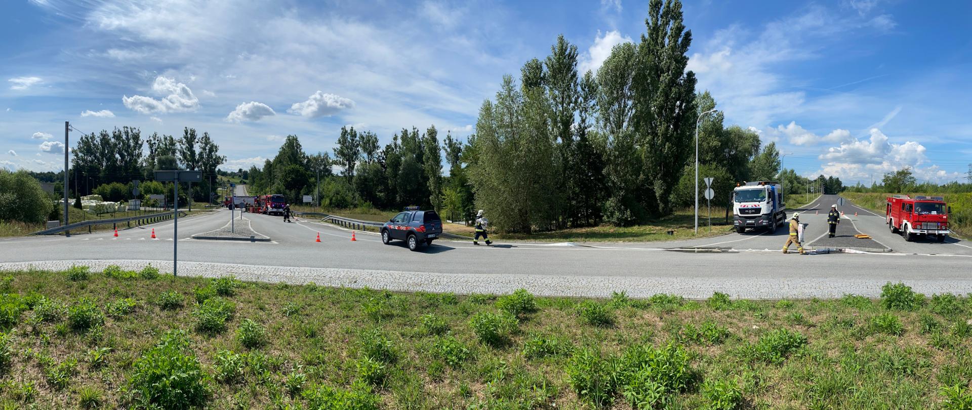 Panorama obejmująca ogólnie działania strażaków
