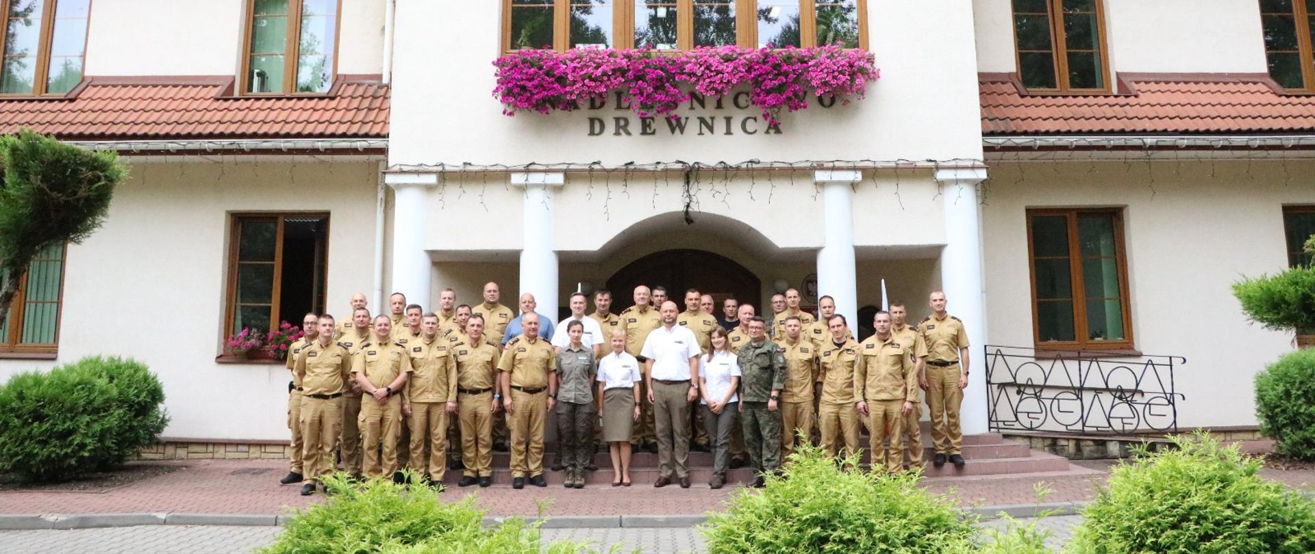 Na zdjęciu widoczni wszyscy uczestnicy szkolenia przed budynkiem Nadleśnictwa Drewnica