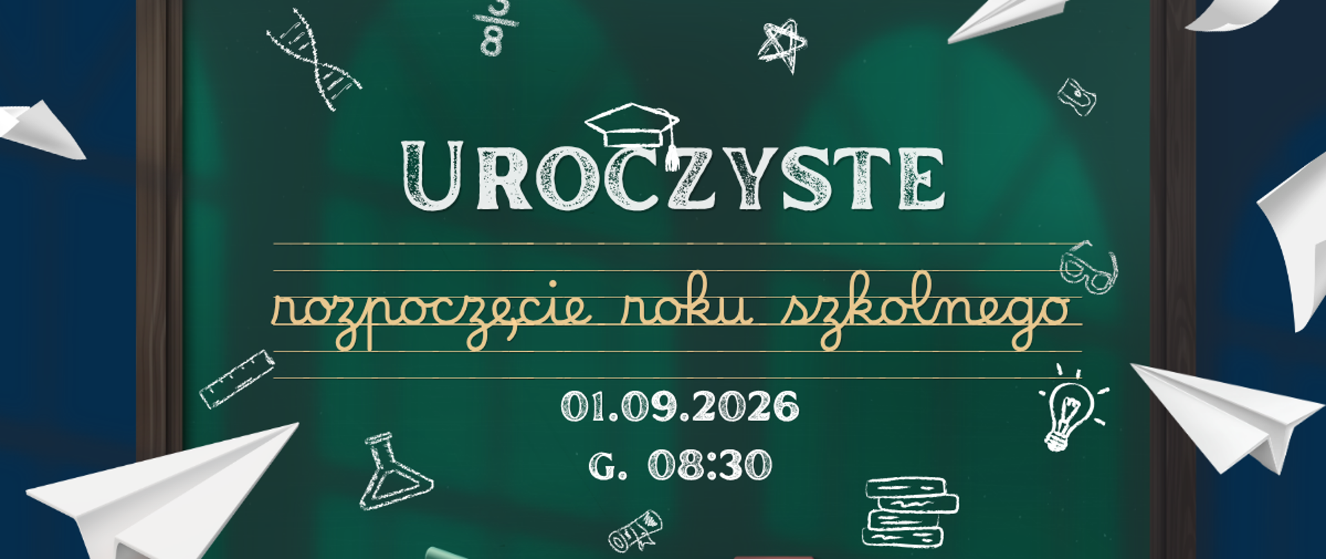 Grafika informacyjna: Uroczyste rozpoczęcie roku szkolnego – 01.09.2026, godz. 08:30. Zielona tablica szkolna z rysunkami przyborów i papierowymi samolotami.