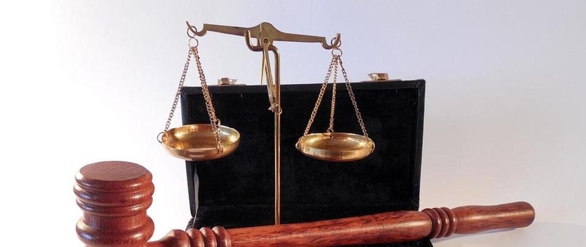 prawo młotek waga teczka