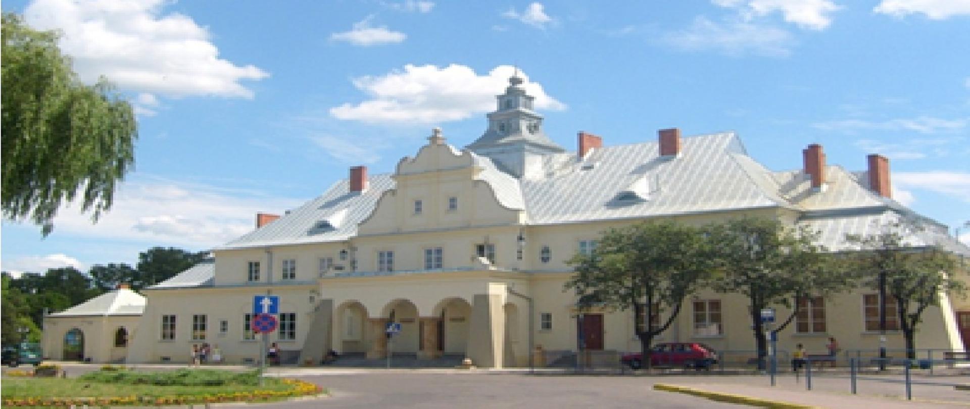 Na zdjęciu zabytkowy dworzec kolejowy w Żyrardowie