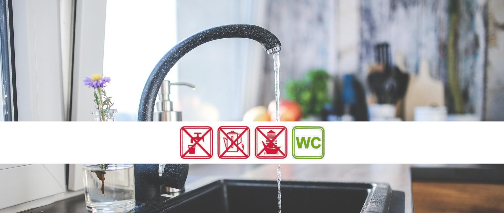 Zlewozmywak, kran z wodą. Piktogramy informujące, że: wody nie należy wykorzystywać do celów konsumpcyjnych i na potrzeby gospodarcze (tj. do picia, przygotowania posiłków, potraw, do mycia i płukania warzyw oraz owoców, do produkcji żywności, mycia naczyń i powierzchni mających kontakt z żywnością, a także do kąpieli); woda może być używana wyłącznie do prac porządkowych i celów sanitarnych (tj. WC). 