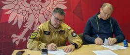 Komendant Powiatowy Państwowej Straży Pożarnej w Lwówku Śląskim oraz wykonawca podpisują umowę dotyczącą termomodernizacji budynku Komendy Powiatowej PSP w Lwówku Śląskim.