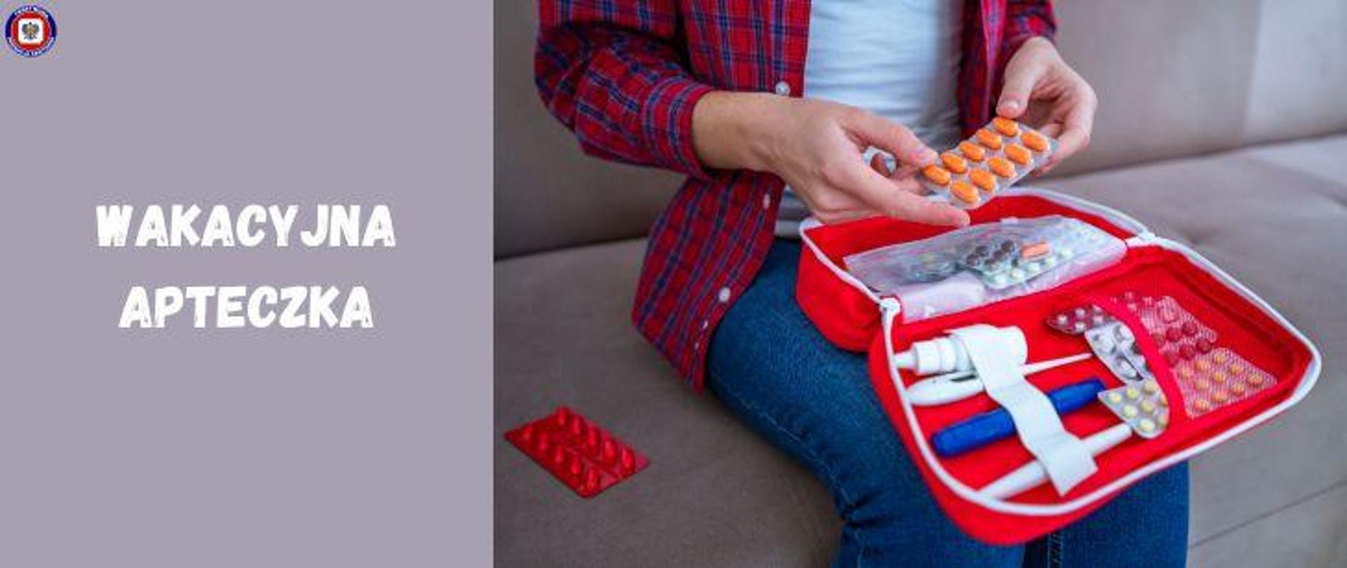 Po lewej sylwetka osoby siedząca na szarej sofie, z otwartą apteczką na kolanach, trzymająca w dłoni listek z lekami w kolorze pomarańczowym. Obok, na sofie po lewej stronie leży listek z lekami w kolorze czerwonym. Po lewej na szarym tle jasny napis Wakacyjna apteczka. W lewym górnym rogu logo Państwowej Inspekcji Sanitarnej.