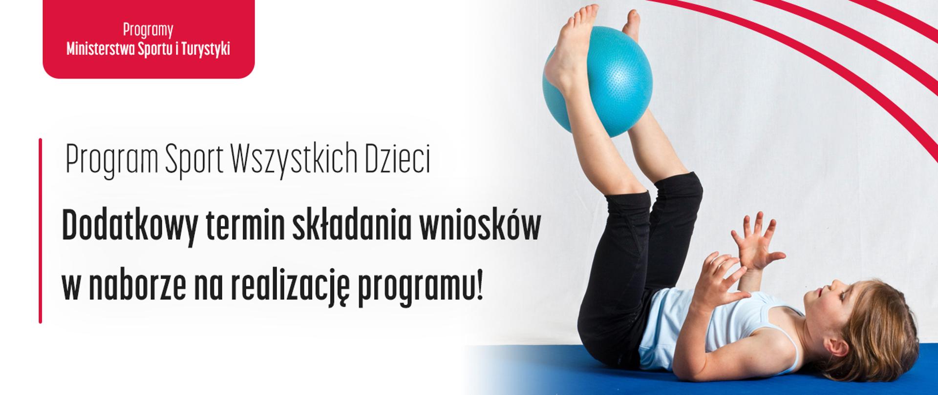 Grafika z napisem: Sport Wszystkich Dzieci - dodatkowy termin składania wniosków w naborze na realizację programu. Na zdjęciu leżąca na podłodze dziewczynka ćwicząca z piłką, którą podtrzymuje nogami.