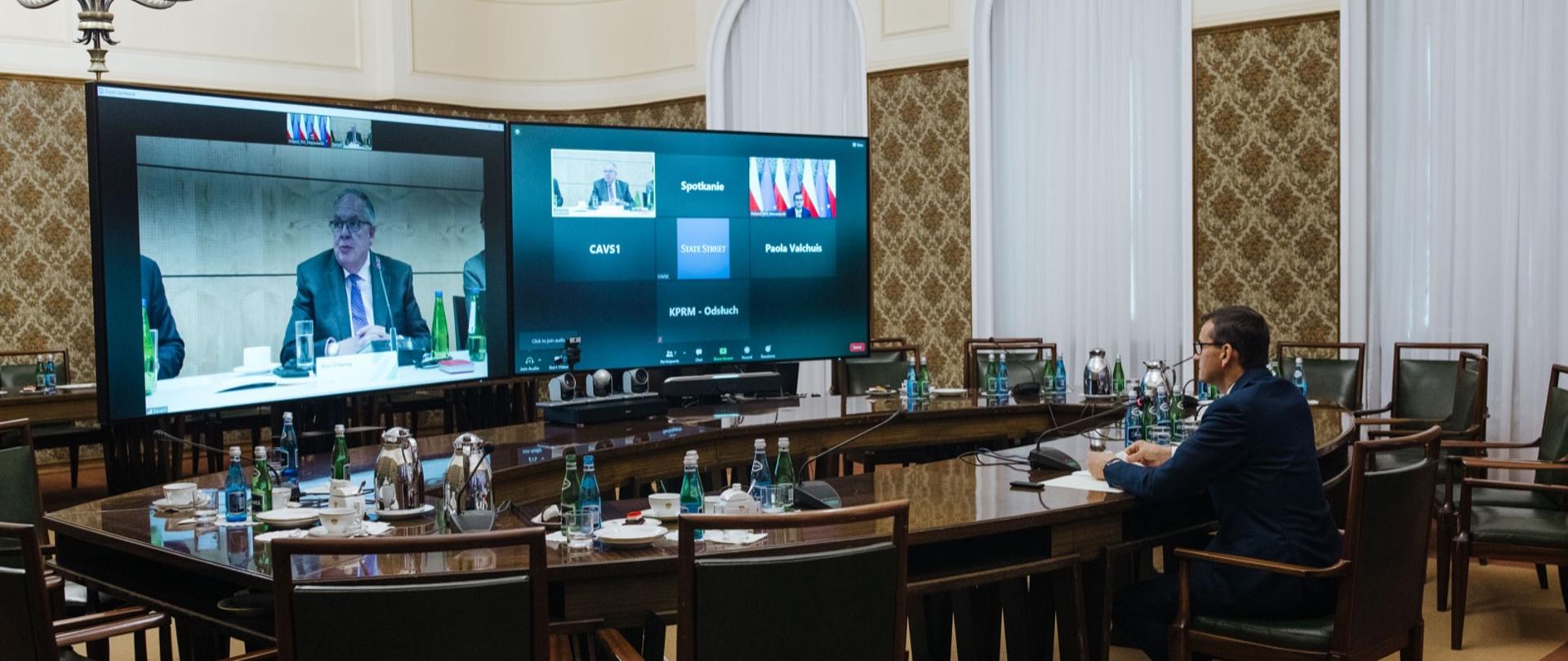 Premier Mateusz Morawiecki podczas wideokonferencji z Ronem O’Hanley