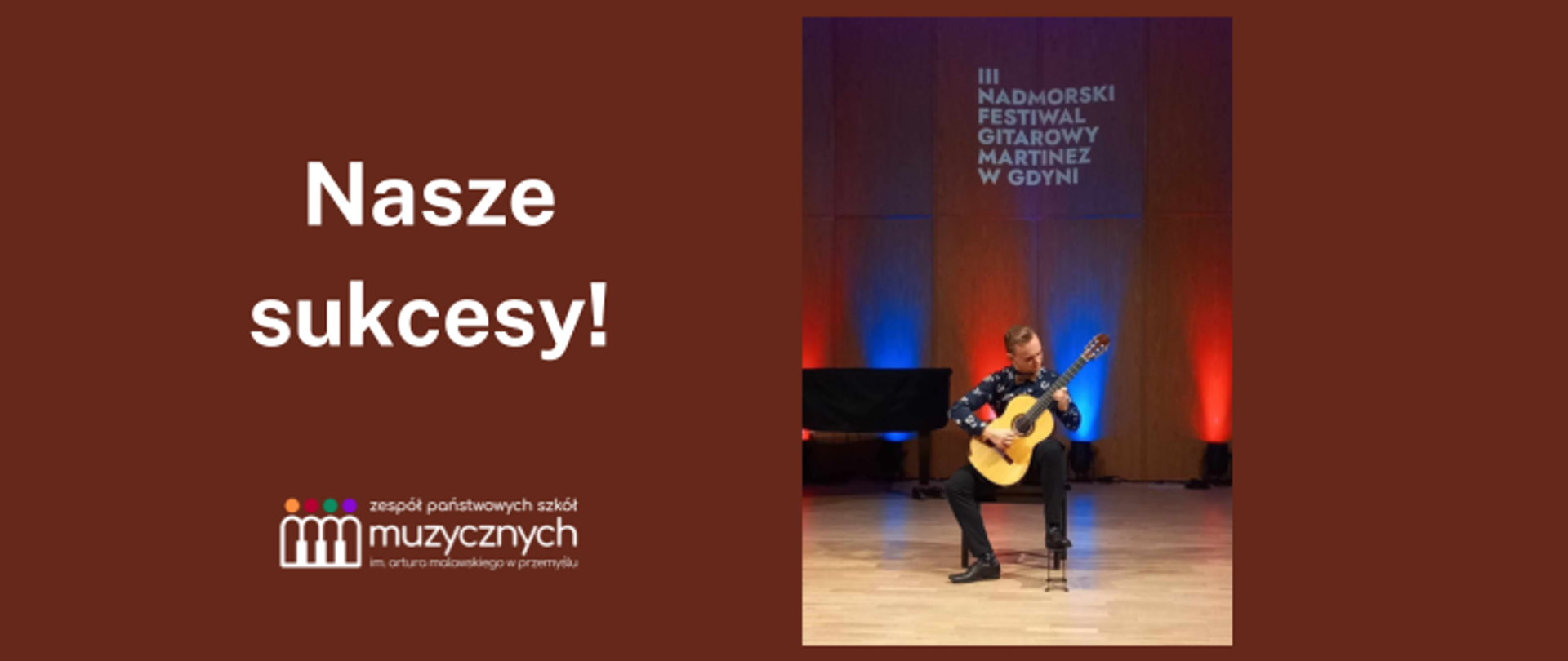 Na brązowym tle z lewej strony znajduje się tekst: Nasze sukcesy! oraz logo szkoły. Po prawej stronie znajduje się zdjęcie Jakuba Chachury grającego na gitarze.