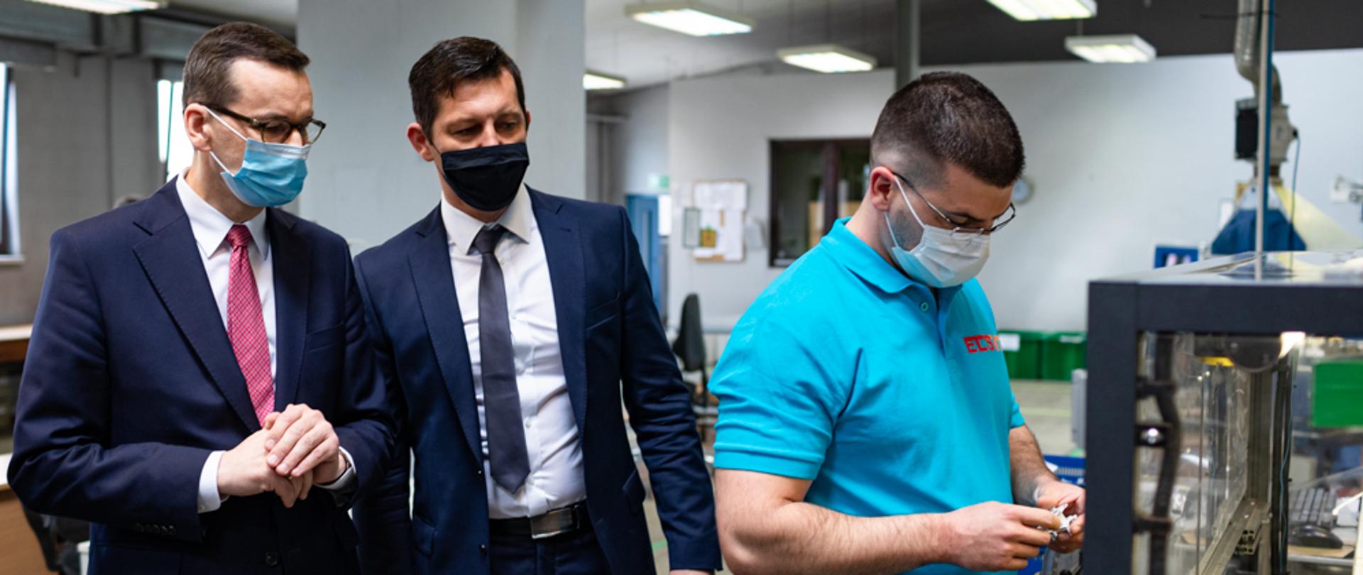 Premier zwiedza fabrykę.