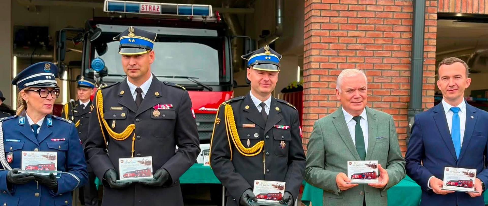 wyróżnieni oficjele, w tym wicewojewoda, pozują do zdjęcia 